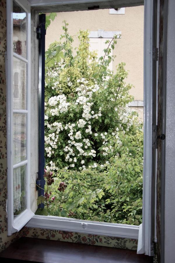 Grange Bleuet Bed and Breakfast Aubeterre-sur-Dronne Exteriör bild